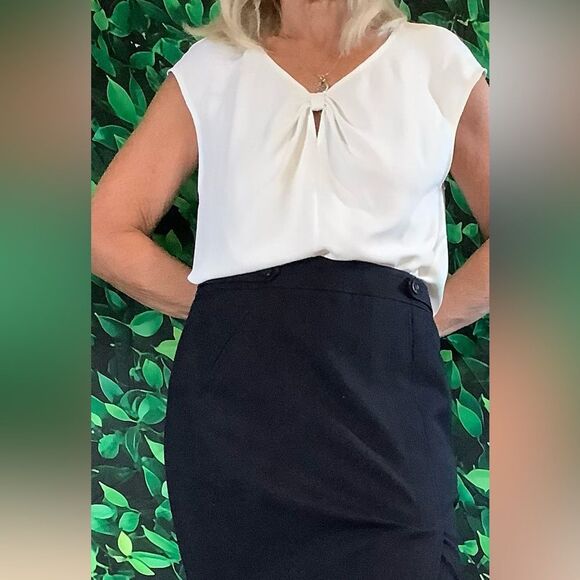 🎀 WHBM White Bow-Front Blouse – Cap Sleeve, Rounded Neck – Size M - Picture 4 of 6